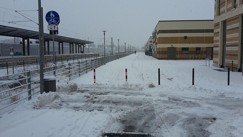 Auch in Allach, bei den Gleisen ist Radfahren schwer.