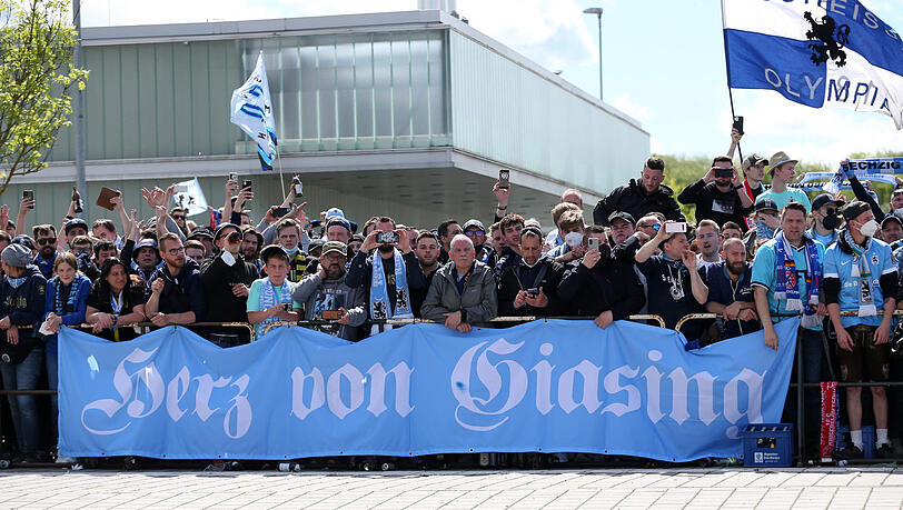 Das "Herz von Giesing" darf wieder auf das Trainingsgelände: Die Fans des TSV 1860, hier im Saisonfinale beim FC Ingolstadt.
