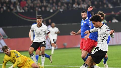 Leroy Sané (r) erzielt das 5:0 gegen Torwart Benjamin Büchel (l) aus Liechtenstein.