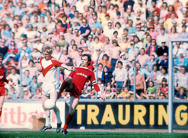 Drei kaiserliche "Scheunen" (Tunnel) in einem Spiel: So erinnert sich Horst Hrubesch (l.) an sein erstes Aufeinandertreffen mit Beckenbauer.