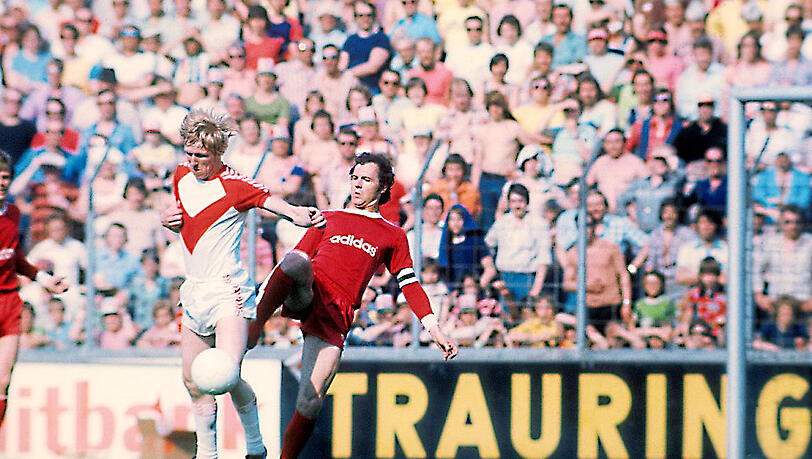 Drei kaiserliche "Scheunen" (Tunnel) in einem Spiel: So erinnert sich Horst Hrubesch (l.) an sein erstes Aufeinandertreffen mit Beckenbauer. Drei kaiserliche "Scheunen" (Tunnel) in einem Spiel: So erinnert sich Horst Hrubesch (l.) an sein erstes Aufeinandertreffen mit Beckenbauer.