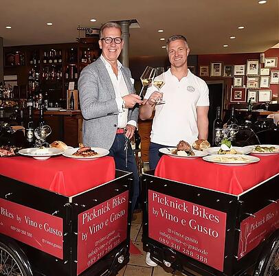 Vino e Gusto-Inhaber Guido Prick (l.) und Ralf Schumacher: Der Ex-Rennfahrer beliefert den Münchner Gastronomen mit seinem Wein und lieh sich während der Pandemie kurzerhand Pricks "Vino-eBike" für ein corona-konformes Picknick aus. Vino e Gusto-Inhaber Guido Prick (l.) und Ralf Schumacher: Der Ex-Rennfahrer beliefert den Münchner Gastronomen mit seinem Wein und lieh sich während der Pandemie kurzerhand Pricks "Vino-eBike" für ein corona-konformes Picknick aus.