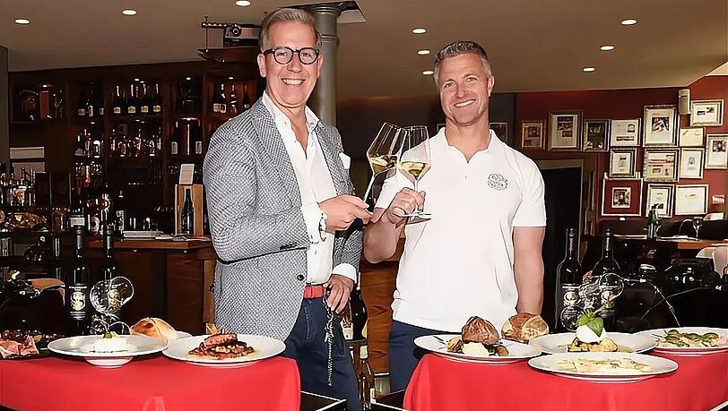 Vino e Gusto-Inhaber Guido Prick (l.) und Ralf Schumacher: Der Ex-Rennfahrer beliefert den Münchner Gastronomen mit seinem Wein und lieh sich während der Pandemie kurzerhand Pricks "Vino-eBike" für ein corona-konformes Picknick aus. Vino e Gusto-Inhaber Guido Prick (l.) und Ralf Schumacher: Der Ex-Rennfahrer beliefert den Münchner Gastronomen mit seinem Wein und lieh sich während der Pandemie kurzerhand Pricks "Vino-eBike" für ein corona-konformes Picknick aus.