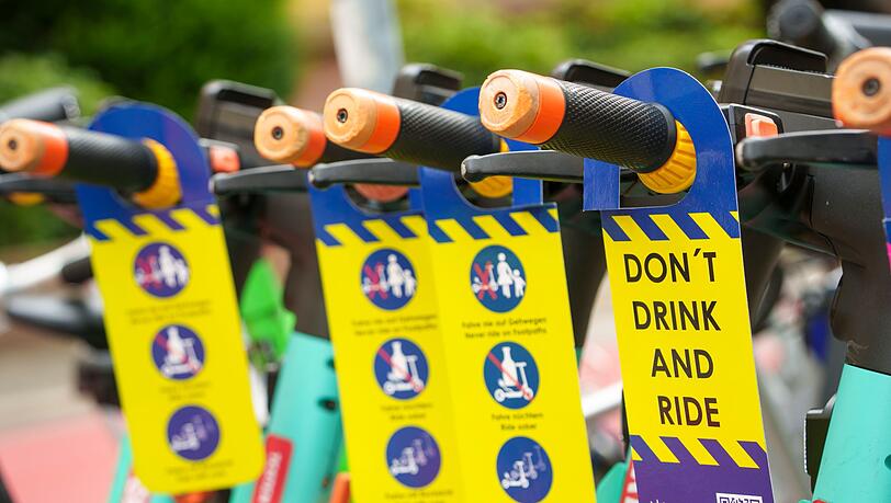 Die Polizei kontrollierte in mehreren Teilen Bayerns E-Scooter-Fahrer, die unter Alkohol- oder mutma&szlig;lichem Drogeneinfluss standen. (Symbolbild)