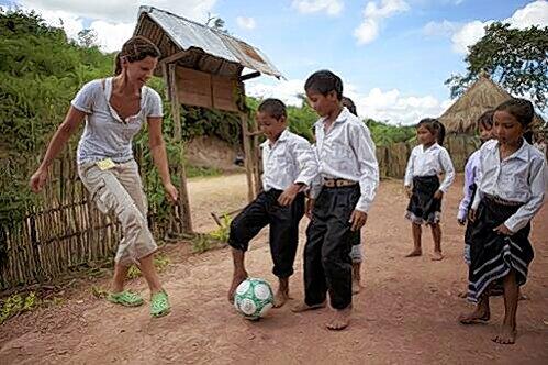 Mit Schulkindern aus dem Dorf Houay Liang spielt Katrin Müller-Hohenstein Fußball.