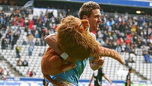 Torben Hoffmann, hier mit einem Plüschlöwen unterm Arm, könnte womöglich nach Unterhaching wechseln. Torben Hoffmann, hier mit einem Plüschlöwen unterm Arm, könnte womöglich nach Unterhaching wechseln.