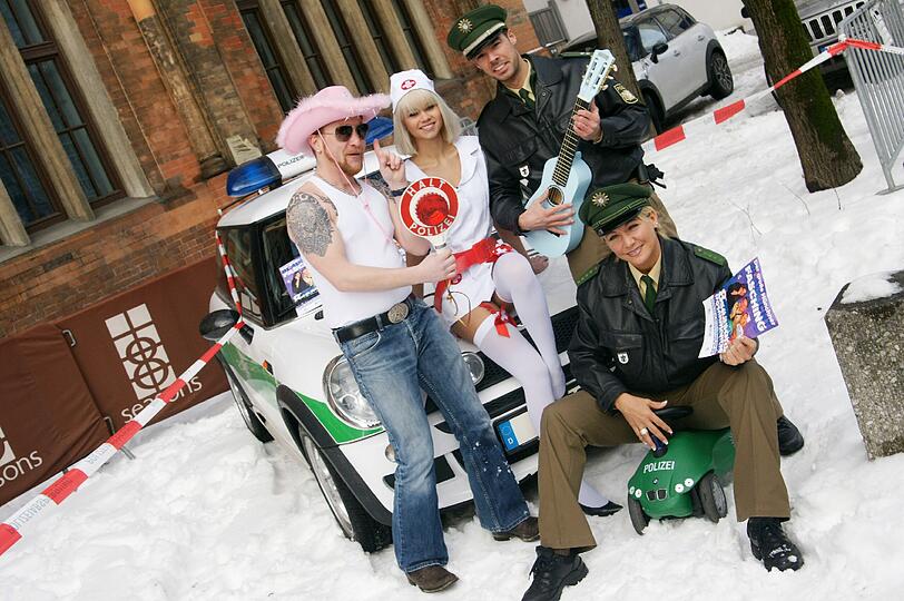 Der Münchner Blaulicht-Fasching ist aber keine interne
Veranstaltung der Münchner Polizei. Alle Münchnerinnen und
Münchner sind eingeladen, mit vielen feschen Polizisten und
attraktiven Polizistinnen eine fetzige Faschingsgaudi zu erleben.