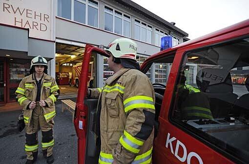 Zwei Feuerwehrmaenner aus Hard bei Bregenz (Österreich) kommen am Feuerwehrhaus in Hard von der Suche nach dem in den Bodensee gestürzten Kleinflugzeug zurueck. Das Kleinflugzeug ist am späten Freitagnachmittag bei Bregenz über dem Bodensee abgestürzt.
