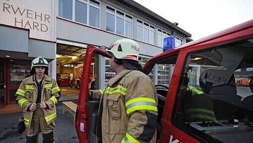 Zwei Feuerwehrmaenner aus Hard bei Bregenz (Österreich) kommen am Feuerwehrhaus in Hard von der Suche nach dem in den Bodensee gestürzten Kleinflugzeug zurueck. Das Kleinflugzeug ist am späten Freitagnachmittag bei Bregenz über dem Bodensee abgestürzt. Zwei Feuerwehrmaenner aus Hard bei Bregenz (Österreich) kommen am Feuerwehrhaus in Hard von der Suche nach dem in den Bodensee gestürzten Kleinflugzeug zurueck. Das Kleinflugzeug ist am späten Freitagnachmittag bei Bregenz über dem Bodensee abgestürzt.