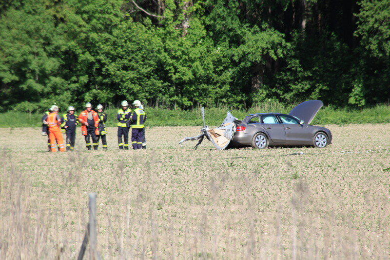 Schwerer Unfall auf der A 8: Ein Audi rast ins Stauende. Der Fahrer kommt ums Leben. Die Bilder