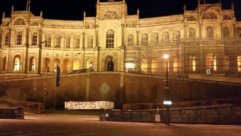 Der Ama-Derby des TSV 1860 II und FC Bayern II wirft seine Schatten voraus. Die Löwen-Fans ließen bereits im Vorfeld Banner und Worte in der Münchner Innenstadt sprechen. Der Ama-Derby des TSV 1860 II und FC Bayern II wirft seine Schatten voraus. Die Löwen-Fans ließen bereits im Vorfeld Banner und Worte in der Münchner Innenstadt sprechen.