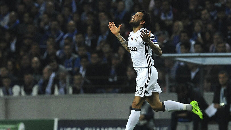 Dani Alves jubelt über seinen zweiten Treffer.