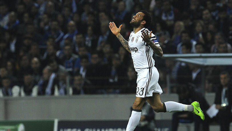 Dani Alves jubelt über seinen zweiten Treffer. Dani Alves jubelt über seinen zweiten Treffer.