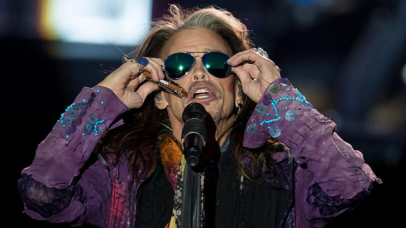 Ob der Name "Aero-Vederci Baby" wirklich Programm ist? Die Rocker haben jedenfalls extrem viel Spaß an ihrem Job. Und vielleicht überlegen sie es sich ja doch noch einmal anders. Die Bilder vom Mega-Gig auf dem Königsplatz sprechen Bände...
