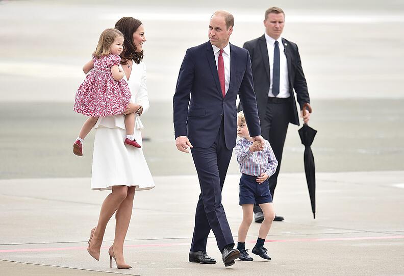 William, Kate und die beiden Kids George und Charlotte: Die Royal-Family ist in Warschau gelandet.