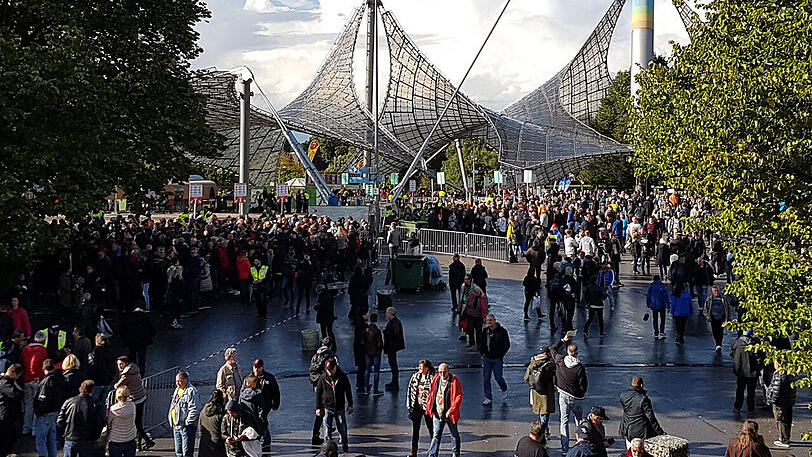 Das Warten auf die alten Herren. Vor Beginn des Konzerts der Rolling Stones in München stehen Fans vor dem Olympiastadion.