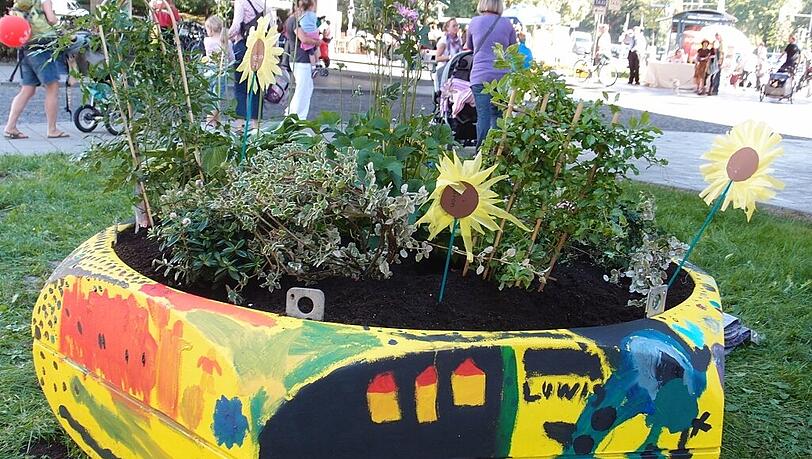 So hatten die Kinder die "Mini"-Gärten bemalt, die am Candidplatz am "Parking Day" aufgestellt wurden. So hatten die Kinder die "Mini"-Gärten bemalt, die am Candidplatz am "Parking Day" aufgestellt wurden.