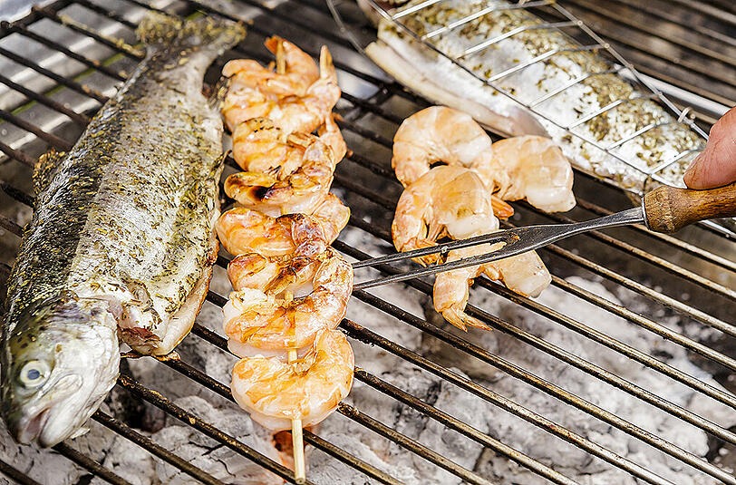 Fisch ist eine schmackhafte Alternative, wenn es mal kein Fleisch sein soll. Die Scampis am besten in der Schale lassen.