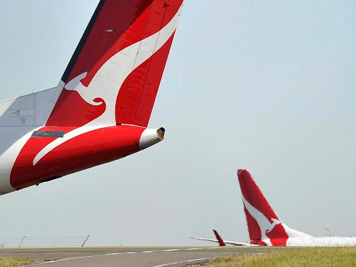Maschinen der australischen Airline Qantas stehen am Sydney International Airport. Qantas will nach der Entdeckung eines Risses im Rumpf eines Passagierflugzeugs vom Typ Boeing 737 mehrere baugleiche Flugzeuge prüfen.