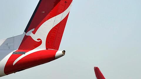 Maschinen der australischen Airline Qantas stehen am Sydney International Airport. Qantas will nach der Entdeckung eines Risses im Rumpf eines Passagierflugzeugs vom Typ Boeing 737 mehrere baugleiche Flugzeuge prüfen.