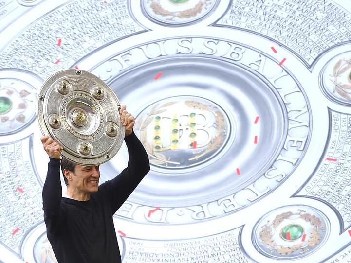 Durfte zum ersten Mal als Trainer die Meisterschale in die Luft strecken: Bayern-Coach Niko Kovac.