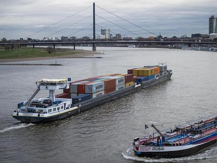 Frachtschiffe auf dem Rhein.