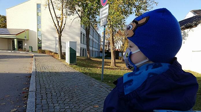 Mit Maske zur Schule - für die meisten Eltern stellt das laut Schulamt kein Problem dar. Doch die Diskussionen in den seltenen Fällen kostet Lehrer und Schulleiter zusätzlich Zeit und Energie.