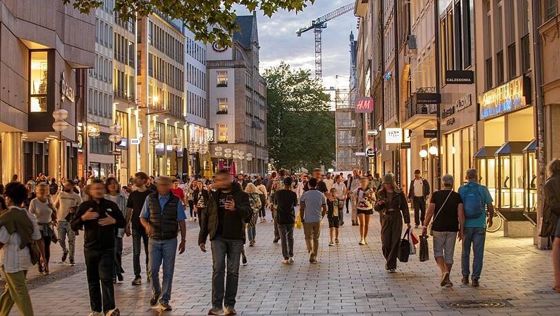 Viel los in der City, aber die Altstadt in München hat eine Sorgenkind-Straße