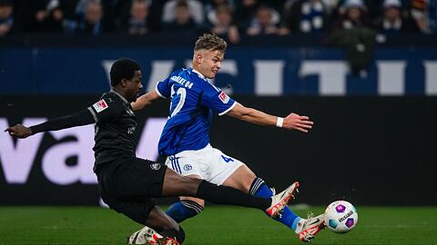 Keke Topp (r) erzielte das erste Schalker Tor gegen Fürth.