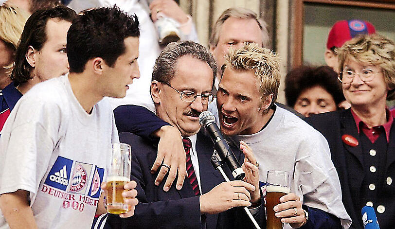 Ein Blauer unter vielen Roten: Als eingefleischter Löwen-Fan musste Ude viele, viele Male den FC Bayern auf dem Rathausbalkon empfangen. . .