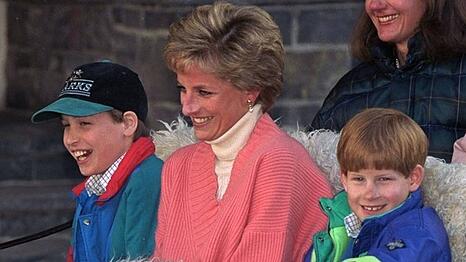Prinzessin Diana mit Harry und William im Skiurlaub in Lech am Arlberg.