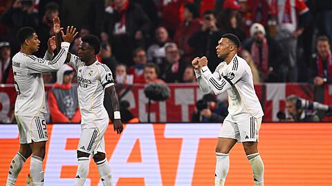 Reals St&uuml;rmerstar Kylian Mbapp&eacute; jubelt mit Vin&iacute;cius J&uacute;nior und Jude Bellingham (vr) nach seinem Tor zum 3:2.