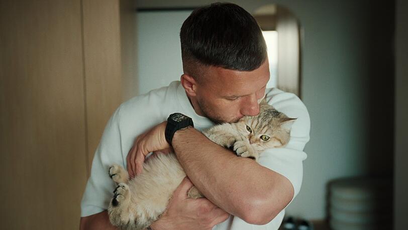 Private Einblicke: Netflix begleitet Lukas Podolski bei Treffen mit seiner Familie und Freunden - und auch beim Schmusen mit der Katze. "Poldi" ist ab 4. Juni bei dem Streamingdienst verf&uuml;gbar.