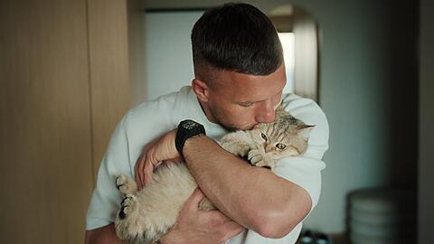 Private Einblicke: Netflix begleitet Lukas Podolski bei Treffen mit seiner Familie und Freunden - und auch beim Schmusen mit der Katze. "Poldi" ist ab 4. Juni bei dem Streamingdienst verf&uuml;gbar.