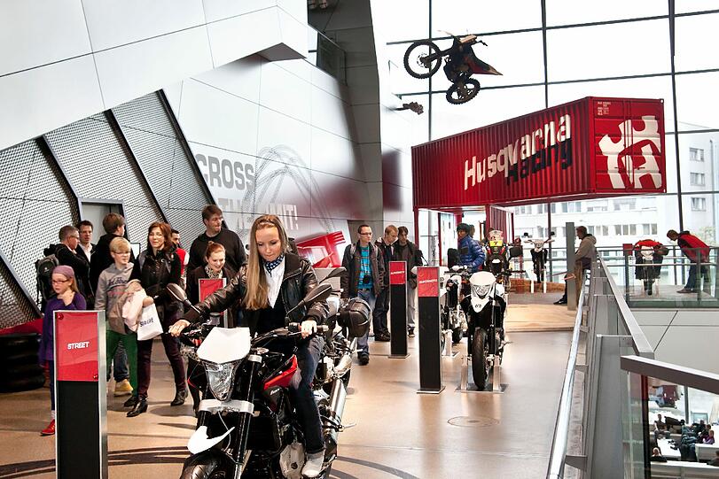 Auch die Geländegänger der Marke Husquarna sind jetzt in der BMW Welt ausgestellt &ndash; zum Draufsetzen.