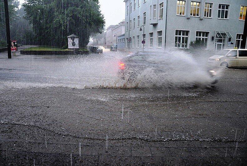Das Auto ist vor lauter Wasser beinahe nicht mehr zu sehen...