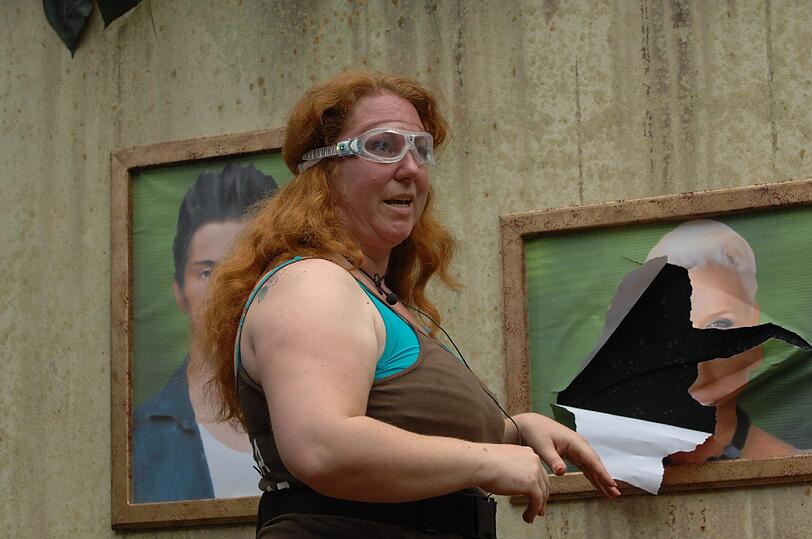 In der Ahnengallerie des Dschungelcamps wartete wieder jede Menge Krabbel- und Kriechzeugs auf Rebecca.