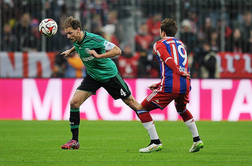 Wenn Schalke gegen Bayern spielt, dann trifft er mit hoher Wahrscheinlichkeit: Benedikt Höwedes. Rechts im Bild: Mario Götze.