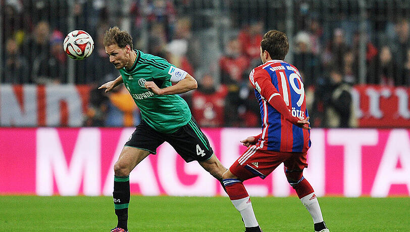 Wenn Schalke gegen Bayern spielt, dann trifft er mit hoher Wahrscheinlichkeit: Benedikt Höwedes. Rechts im Bild: Mario Götze. Wenn Schalke gegen Bayern spielt, dann trifft er mit hoher Wahrscheinlichkeit: Benedikt Höwedes. Rechts im Bild: Mario Götze.