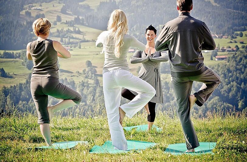 Noch mehr Spaß macht Yoga draußen in der Natur.