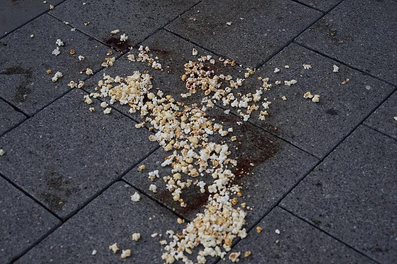 Blutspuren auf der Straße zeugen von dem schrecklichen Vorfall.