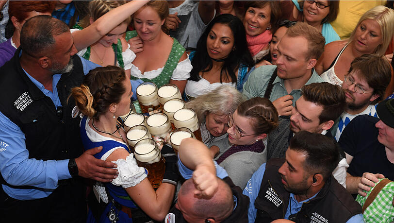 Ein Knochenjob, allerdings ein gut bezahlter: Wiesn-Bedienung. Ein Knochenjob, allerdings ein gut bezahlter: Wiesn-Bedienung.