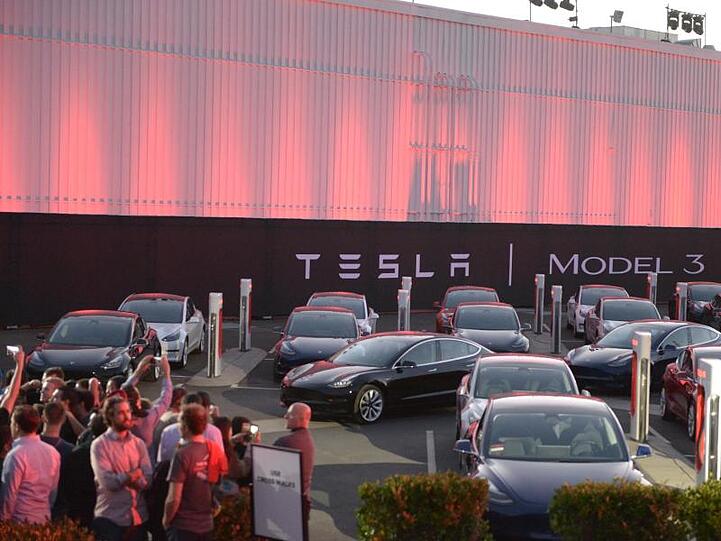 Erste Exemplare des günstigeren Tesla Model 3 auf dem Fabrikgelände in Fremont, Kalifornien.