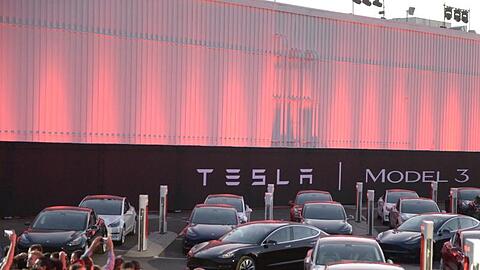 Erste Exemplare des günstigeren Tesla Model 3 auf dem Fabrikgelände in Fremont, Kalifornien.