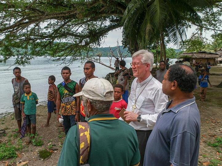 Heinrich Bedford-Strohm (2.v.r) bei einem Gespräch in Papua-Neuguinea am 05.02.2019. Foto: Thorsten Krafft/Landeskirche Bayern
