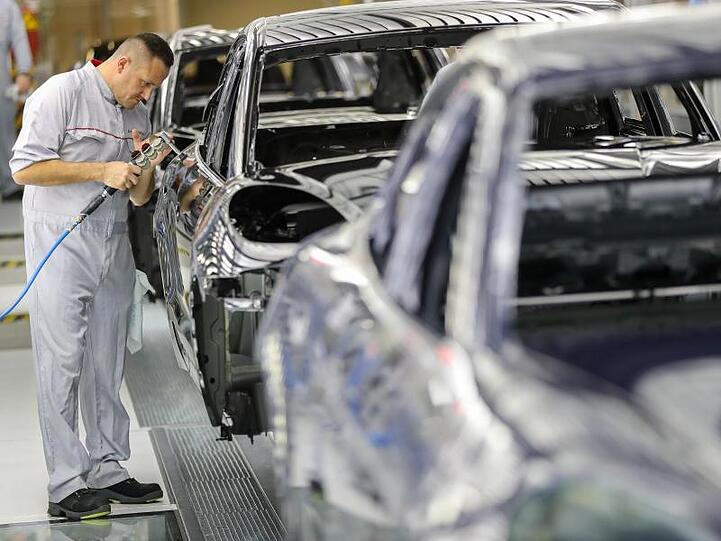 Porsche-Werk in Leipzig: Der scheidende Chef des Verbands der Automobilhersteller rechnet mit dem Verlust von 70.000 Jobs durch die Umstellung auf Elektroantriebe.