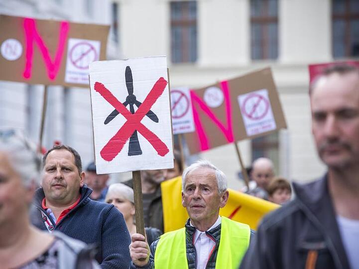 Hunderte Einwohner protestieren in Schwerin gegen den weiteren Ausbau der Windkraft.