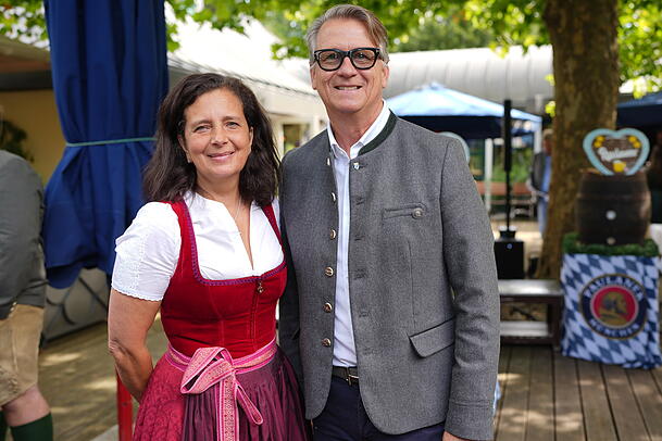 Arabella Schörghuber mit Paulaner-Vorstand Jörg Biebernick bei der Bierprobe. Für Schörghuber ist es dieses Jahr das letzte Oktoberfest als Wiesnwirtin im Paulaner-Festzelt. Im nächsten Jahr übernimmt Lorenz Stiftl. Arabella Schörghuber mit Paulaner-Vorstand Jörg Biebernick bei der Bierprobe. Für Schörghuber ist es dieses Jahr das letzte Oktoberfest als Wiesnwirtin im Paulaner-Festzelt. Im nächsten Jahr übernimmt Lorenz Stiftl.