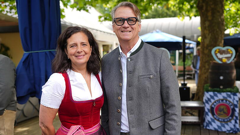 Arabella Schörghuber mit Paulaner-Vorstand Jörg Biebernick bei der Bierprobe. Für Schörghuber ist es dieses Jahr das letzte Oktoberfest als Wiesnwirtin im Paulaner-Festzelt. Im nächsten Jahr übernimmt Lorenz Stiftl. Arabella Schörghuber mit Paulaner-Vorstand Jörg Biebernick bei der Bierprobe. Für Schörghuber ist es dieses Jahr das letzte Oktoberfest als Wiesnwirtin im Paulaner-Festzelt. Im nächsten Jahr übernimmt Lorenz Stiftl.