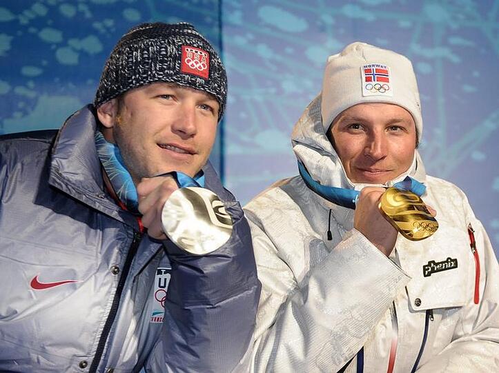 Bode Miller und Aksel Lund Svindal posieren mit ihren Olympiamedaillen.